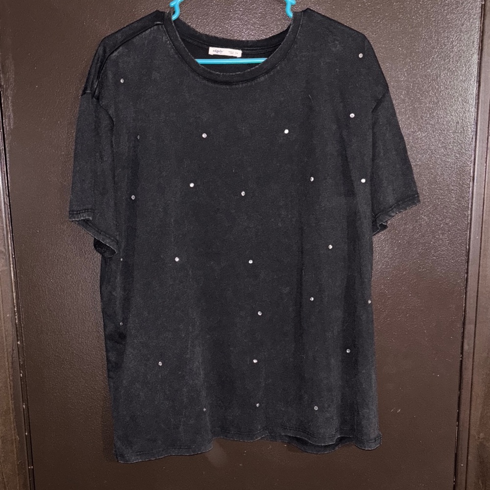 ❤️CUTE FADED BLACK TEE WITH PRETTY DETAILS❤️